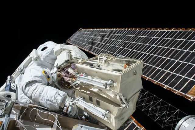 astronauta consertando satélite da NASA corrida espacial